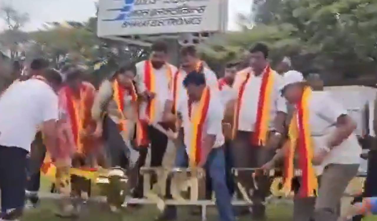 Pro-Kannada activists vandalise Hindi signboard in Bengaluru
