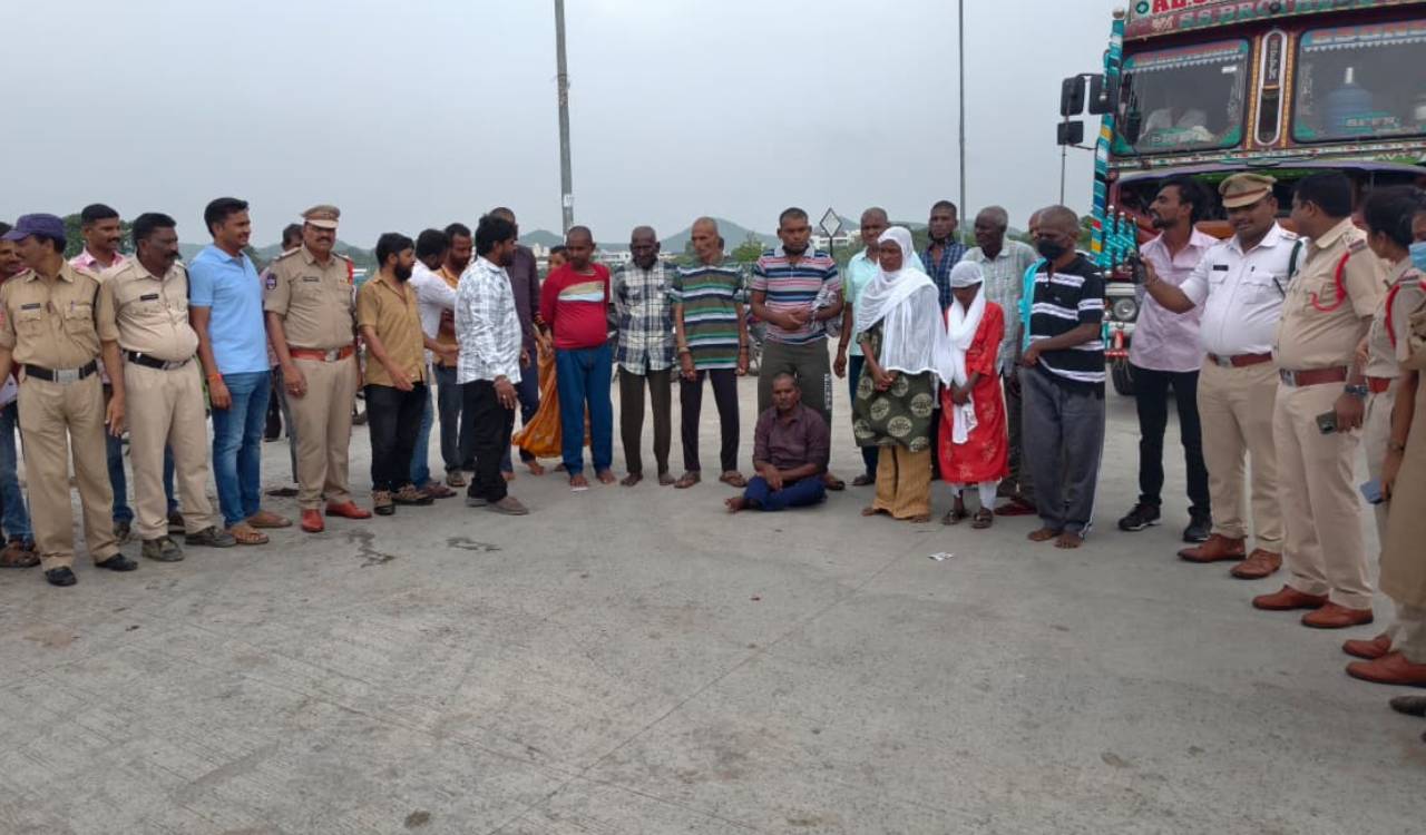 Jagtial police rescue 12 mentally ill and destitute persons under humanitarian drive