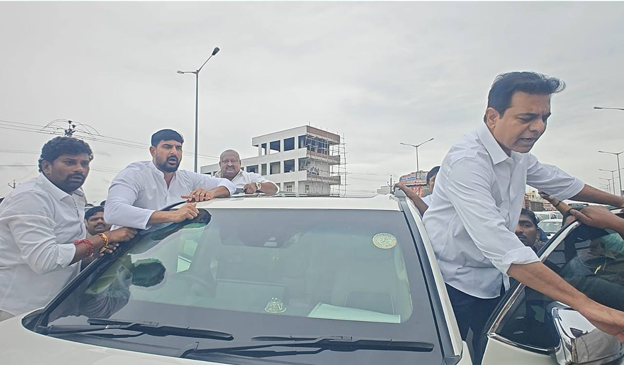 Police intercept KTR’s Kannepalli visit amid BRS protest over Godavari River waters