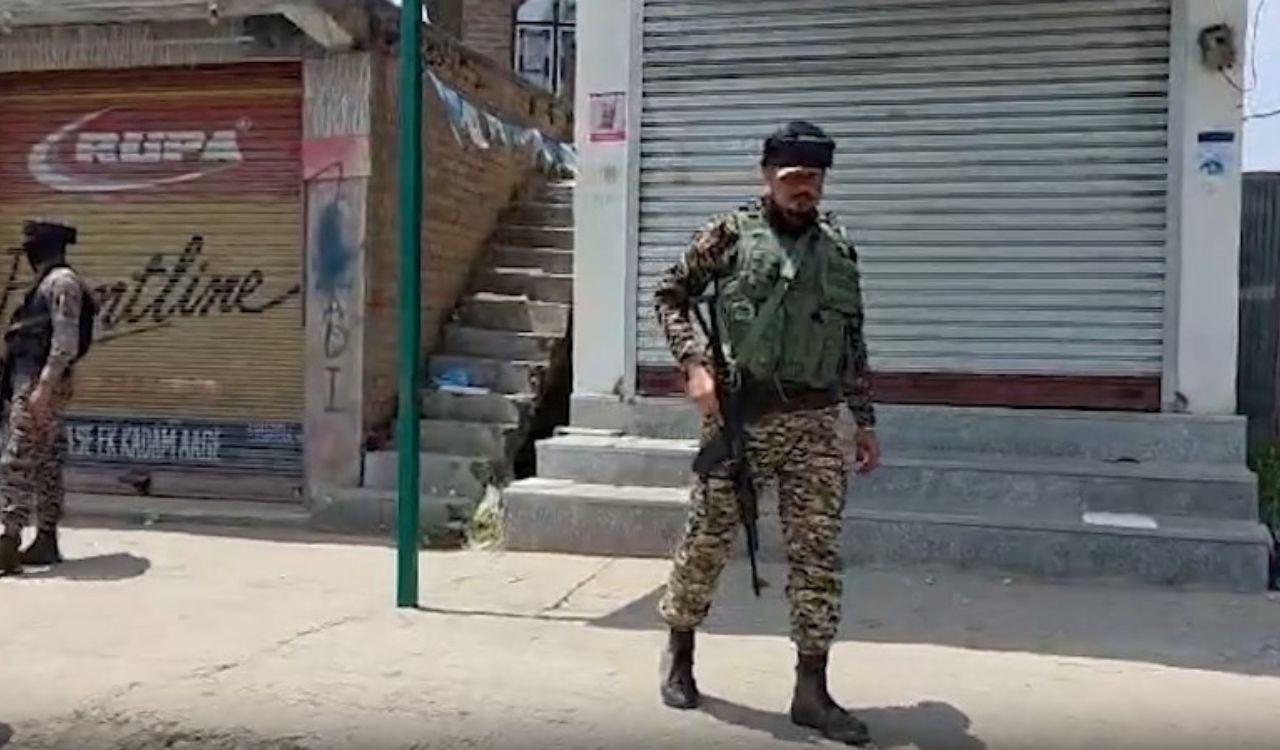Shopian anti-terror operation enters third day as forces tighten cordon