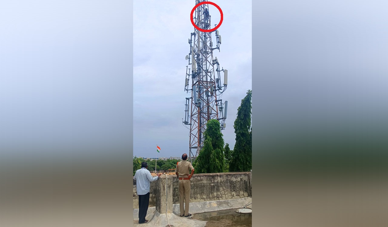 Man threatens to jump from BSNL tower seeking Indiramma House in Miryalaguda