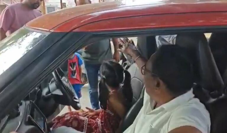 हैदराबाद: वायरल वीडियो में बच्ची को कार चलाते देख एसआई निलंबित