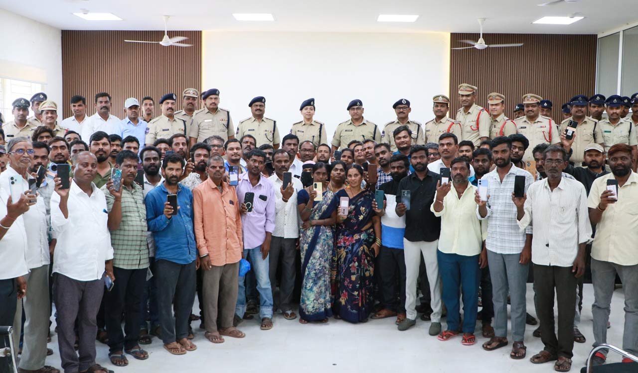 Siddipet police return 117 lost smartphones to owners