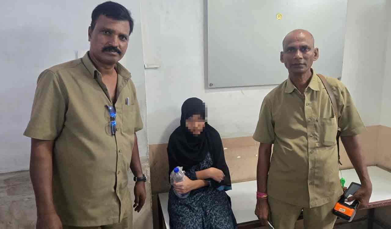 TGSRTC staff, passengers save girl from jumping off moving bus in Hyderabad