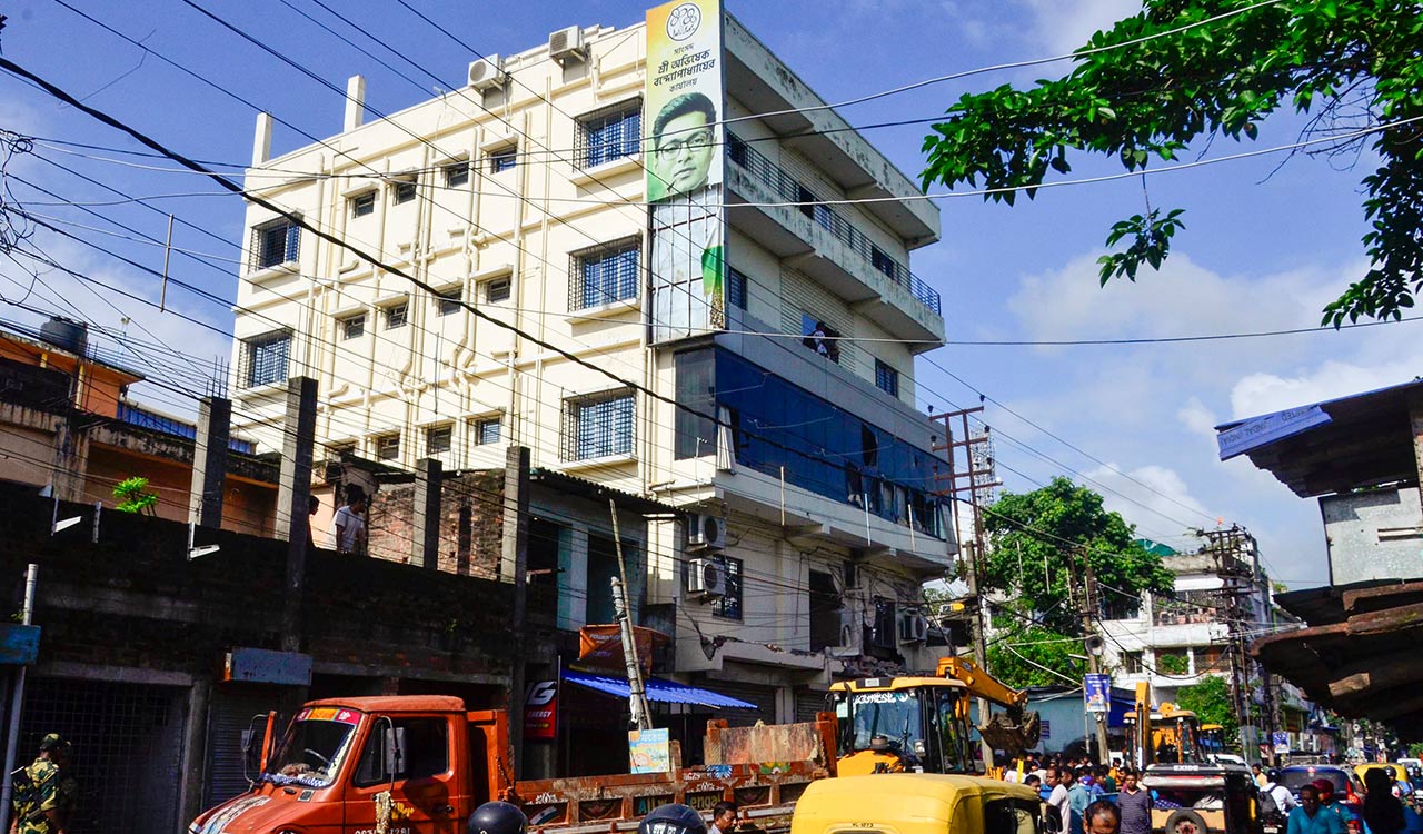 Theft in uniform, Bengal police now lawbreakers: TMC MP Abhishek on his office demolition