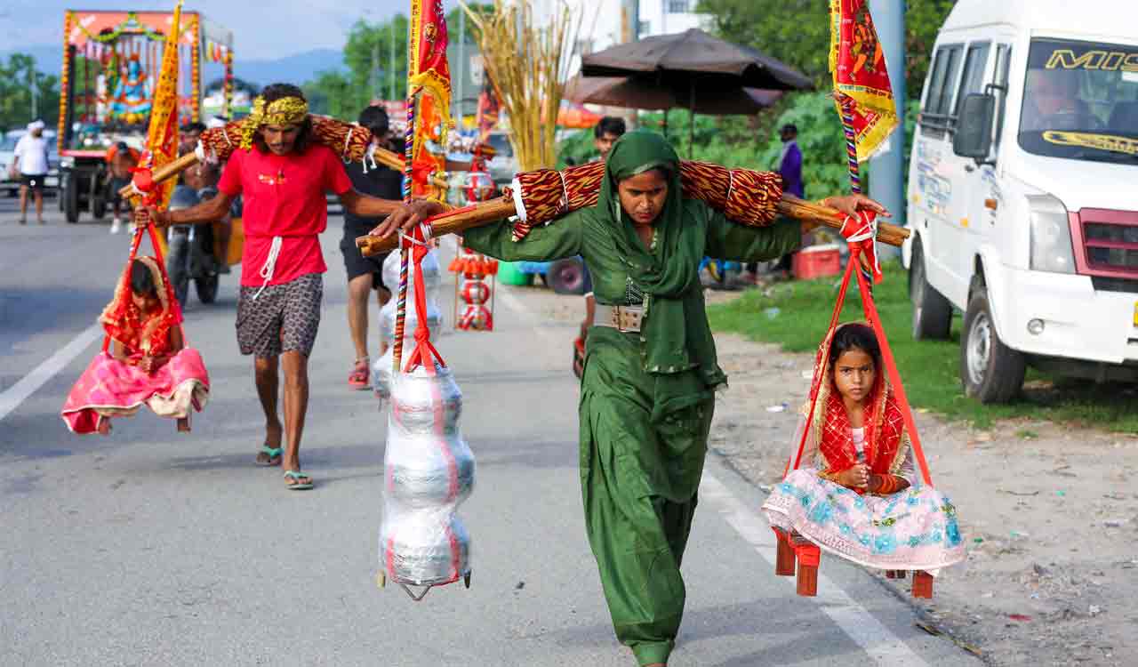 UP: Pair of Hindu-Muslim friends carry 251-litre kanwar to spread communal harmony message