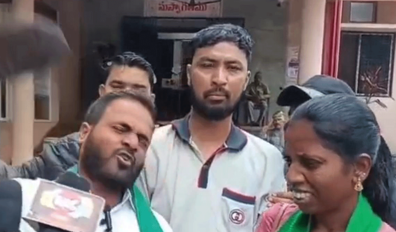 AIMIM leader regrets supporting Congress in Zaheerabad municipal elections, slaps self with slipper