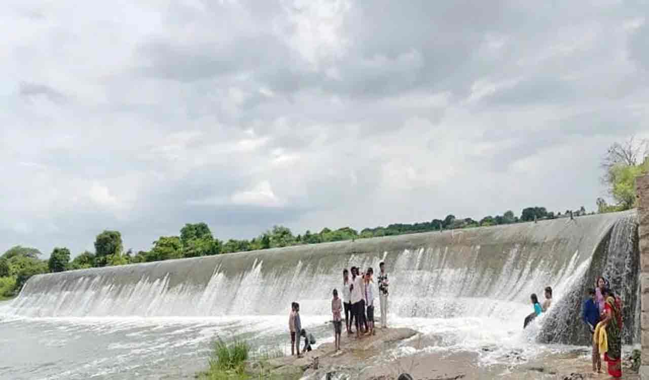 Ghanpur anicut overflows following rains in Sangareddy, Medak