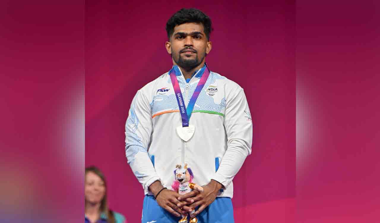 CM Vijay awards Rs 30 lakh to Commonwealth silver medallist Raja Muthupandi