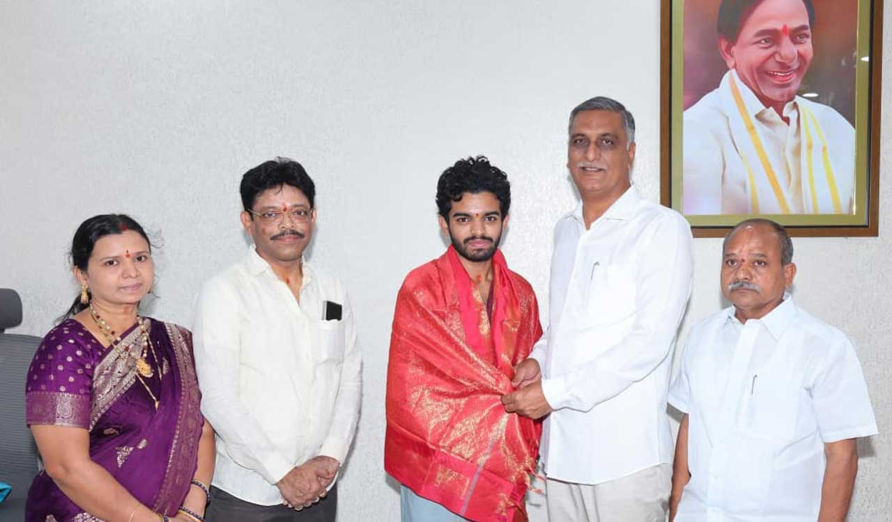 Young software engineer donates 6 lakhs to Harish Rao
