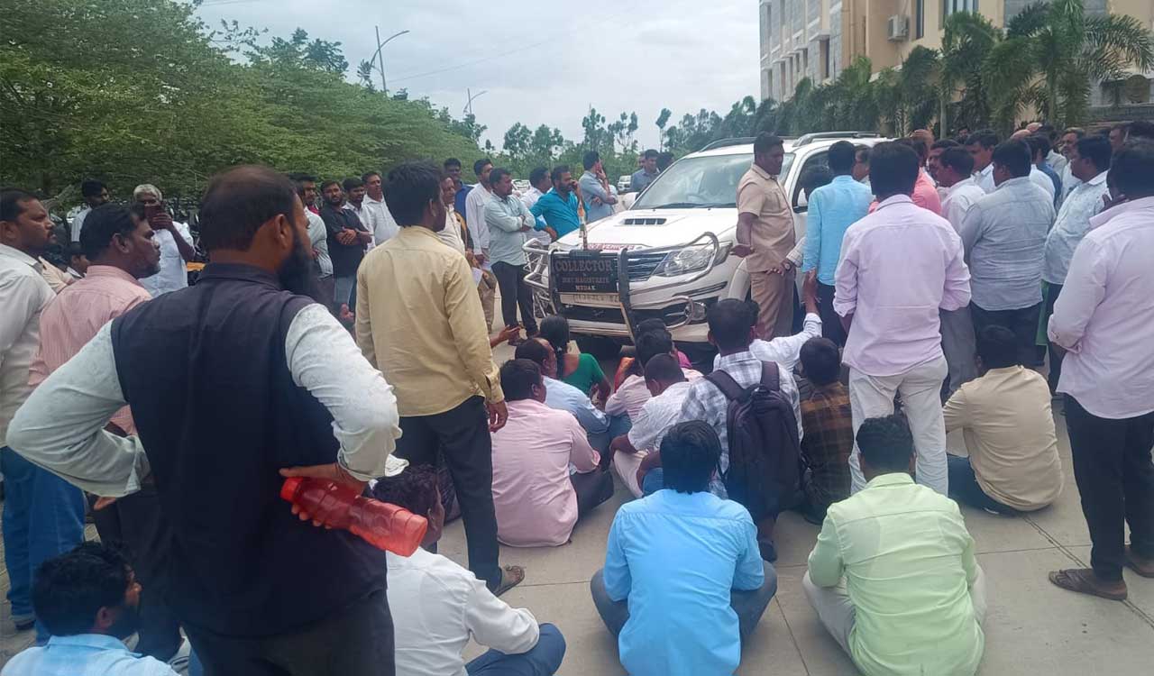 Parents block Medak collector vehicle over delay in payment to best available schools