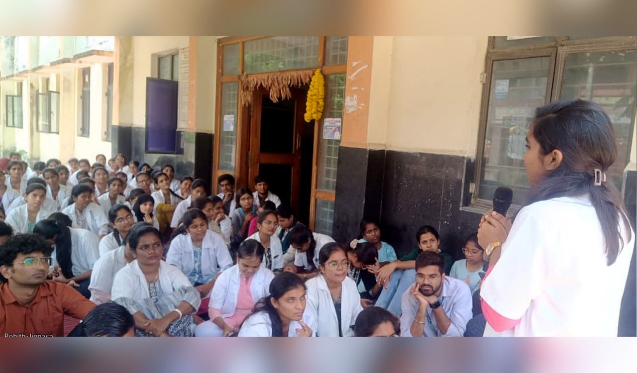 AYUSH House Surgeons’ strike for stipend hike enters 17th day in Warangal, Govt. fails to respond