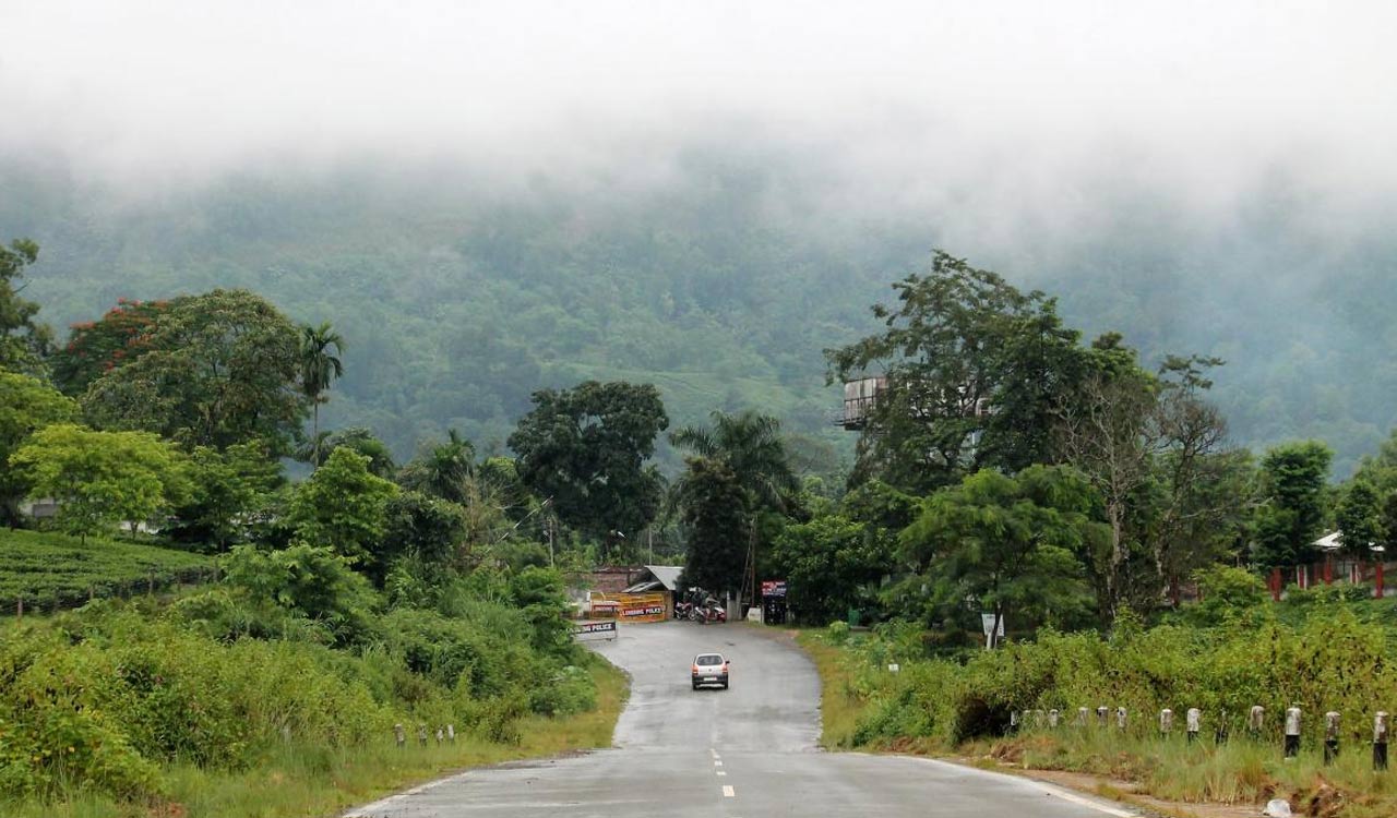 Fresh clash erupts along Assam-Arunachal border, police fires in air to disperse mob