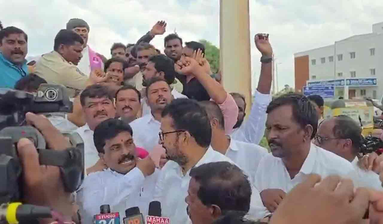 BRS cadres unveils ex-MLA Sudharshan Reddy’s statue at Narsampet amid tensions
