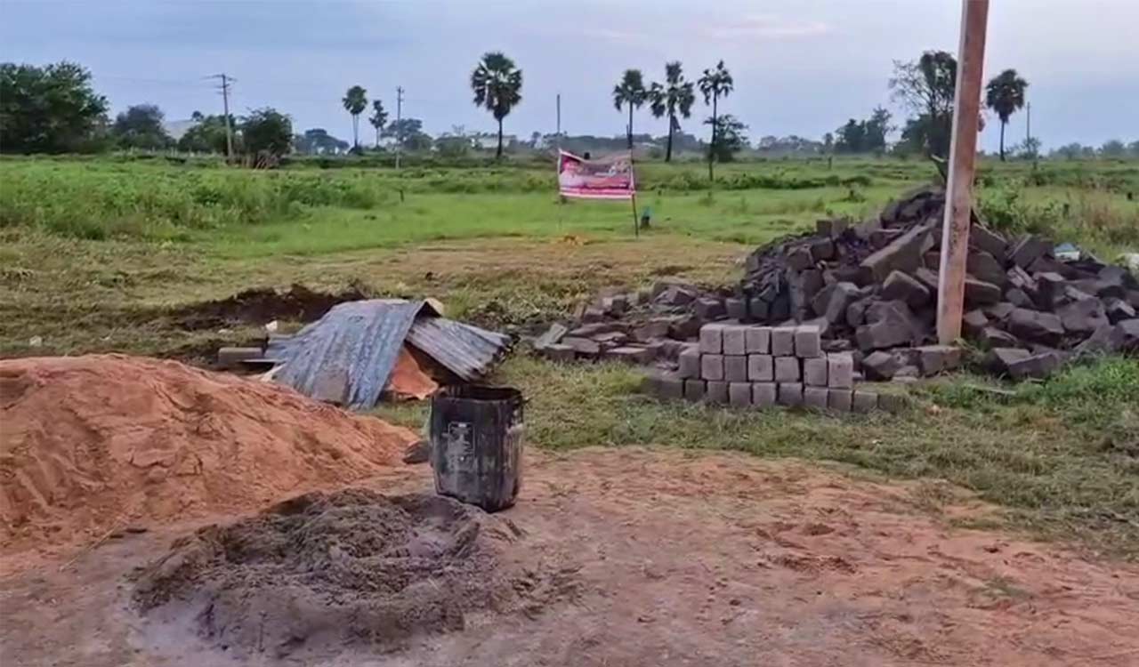 BRS protests demolition of pedestal for former MLA Sudharshan Reddy’s statue in Narsampet