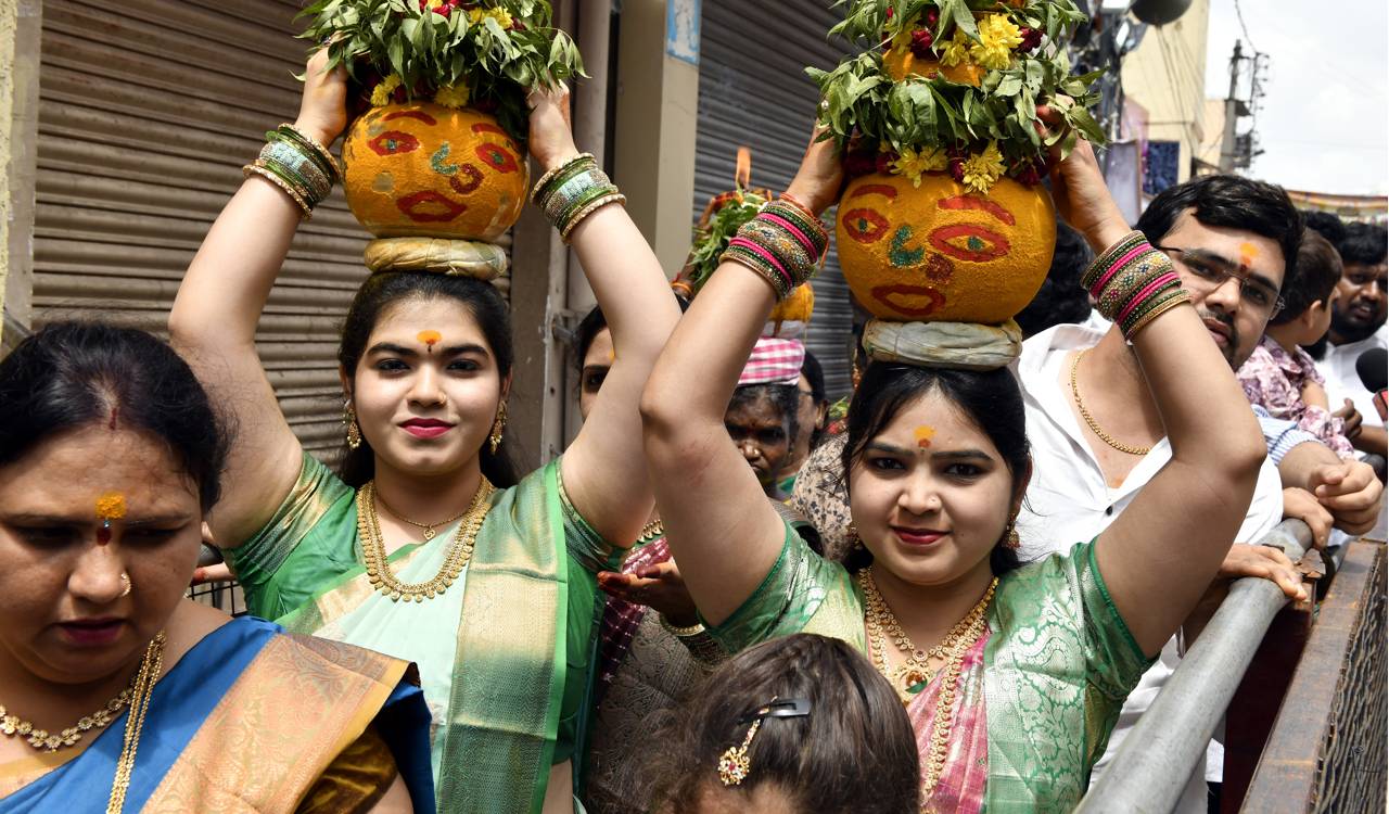 Ujjaini Mahakali temple witnesses unprecedented crowd during Lashkar Bonalu this year