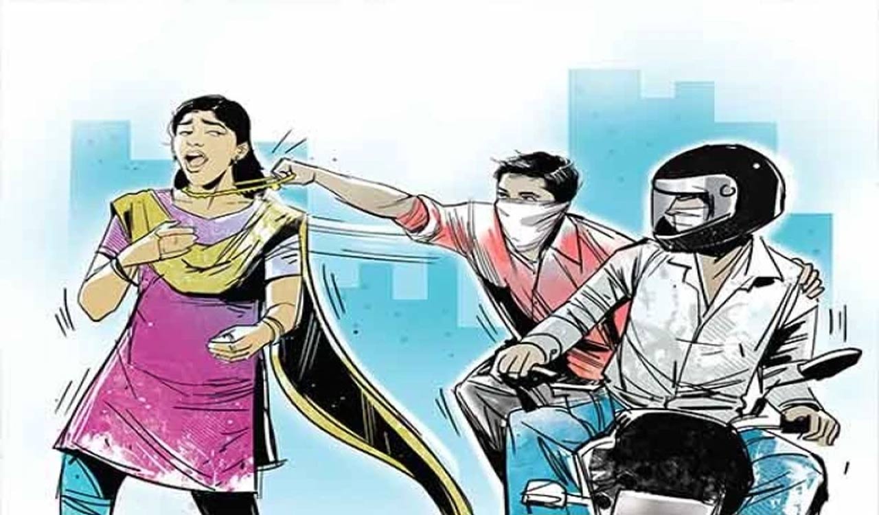 Hyderabad: Woman robbed of gold chain weighing three tolas