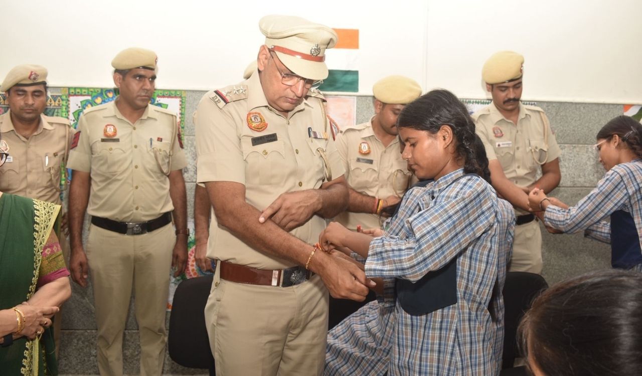 Delhi Police celebrates Raksha Bandhan with girl students under ‘Raksha Ka Vachan’