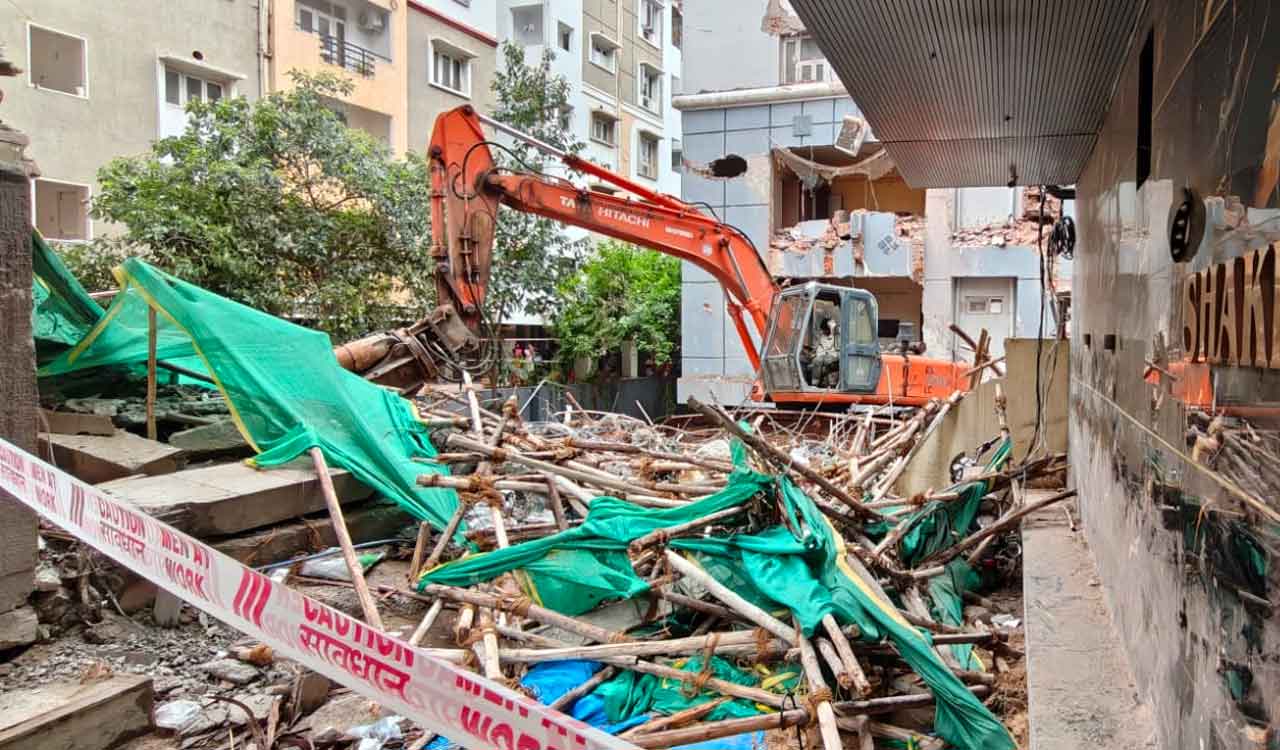 Demolition begins at collapsed Gachibowli building; occupants of nearby structures asked to vacate