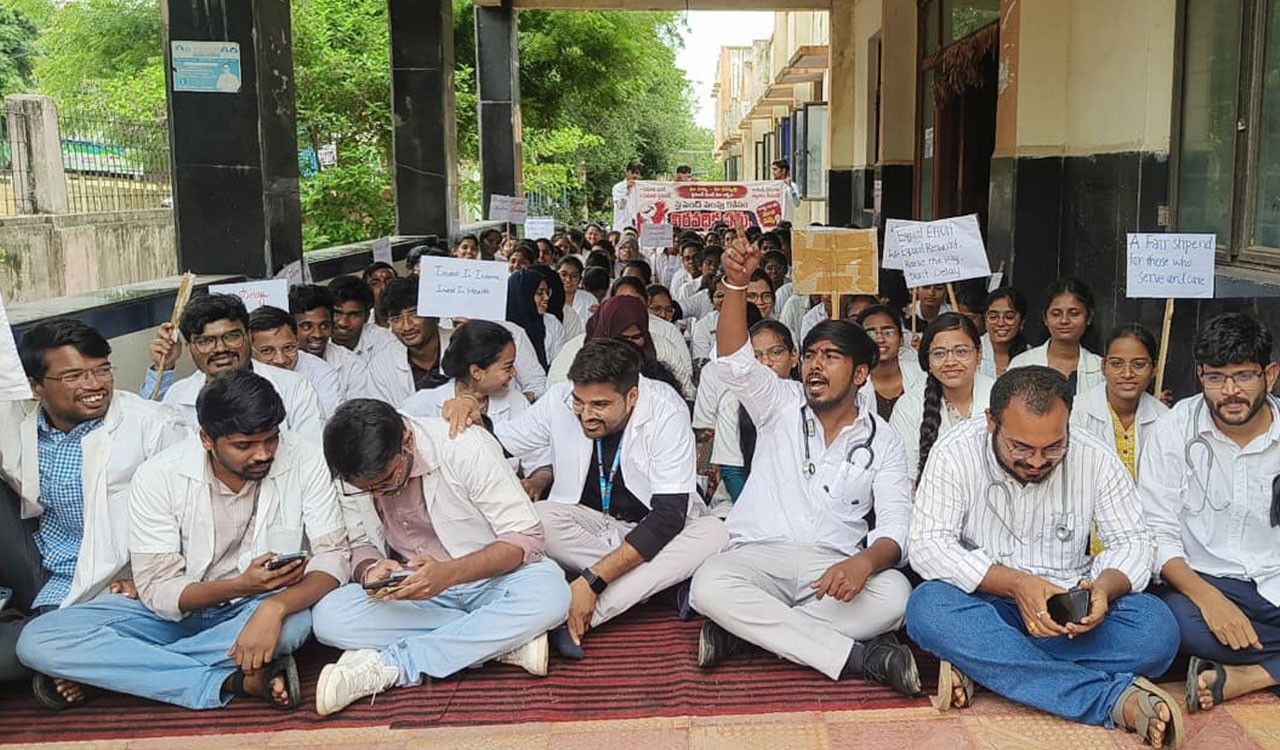 AYUSH house surgeons begin indefinite strike in Warangal