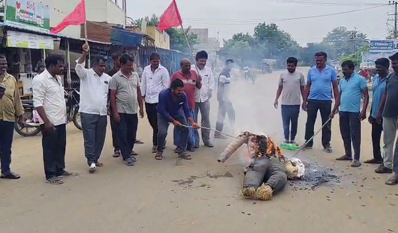 Peddi Sudharshan Reddy statue removed in Narsampet, BRS cadres stage protests