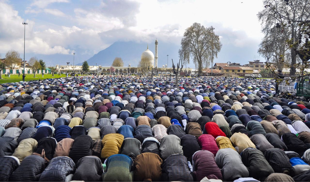 Thousands gather at Hazratbal as Kashmir marks Eid-e-Milad