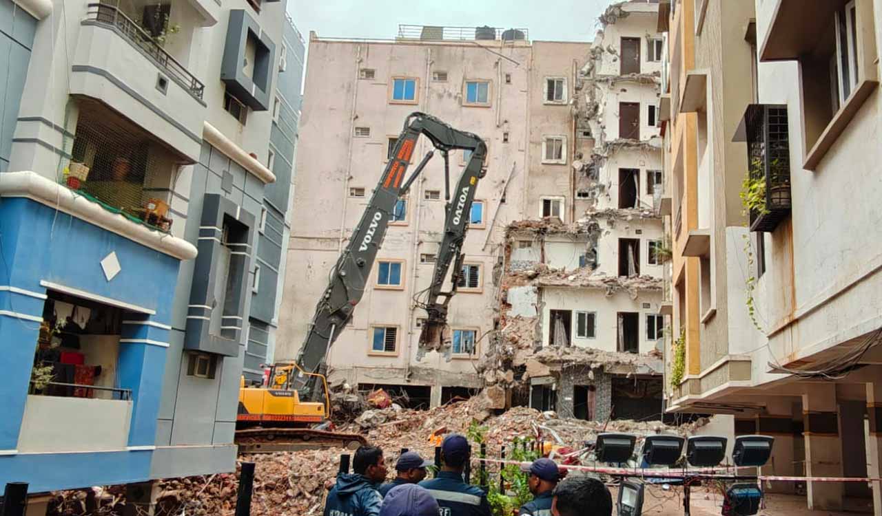Gachibowli: After a few hours of pause Hydraa begin demolition activity at Anjaiah Nagar 