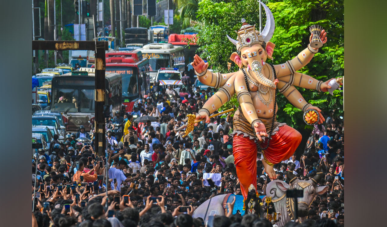 Two dead as Ganpati idol falls during procession in Mumbai