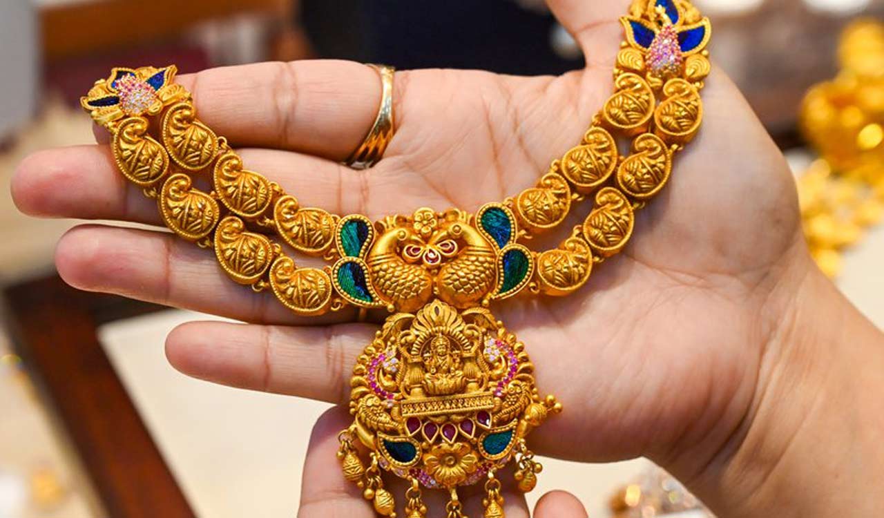 Gold prices fall for fourth straight session, down 3.25 pc in four days