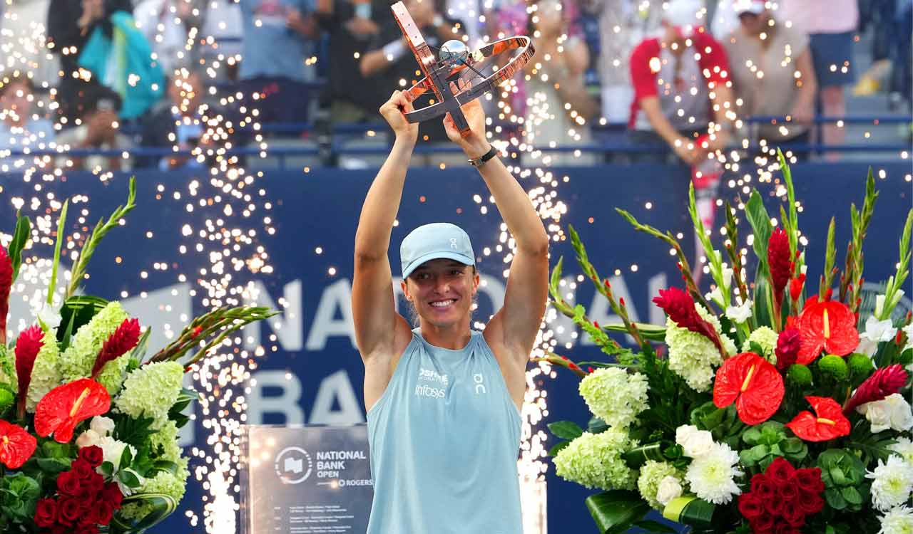 Iga Swiatek ends title drought with dominant Canadian Open win over Rybakina