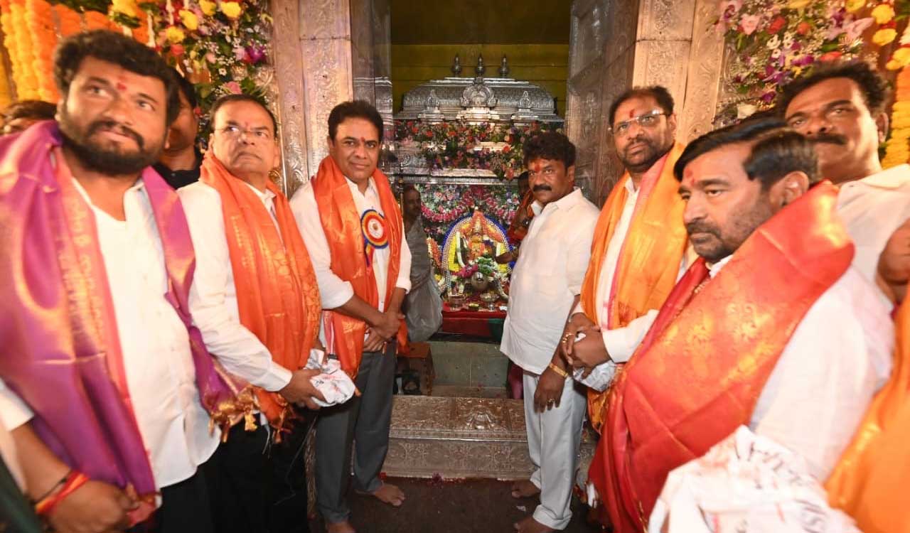 KTR offers prayers at Ujjaini Mahankali temple