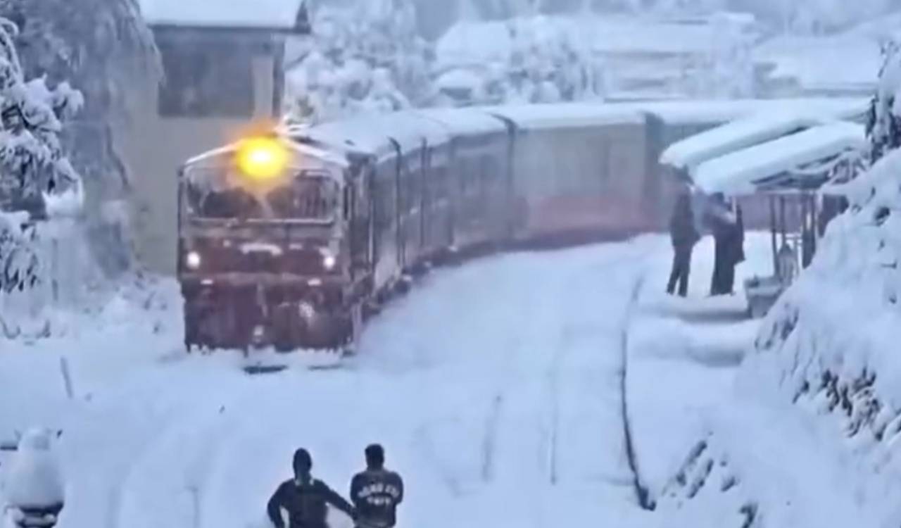 Hill slip halts Kalka–Shimla heritage rail, over 400 passengers evacuated
