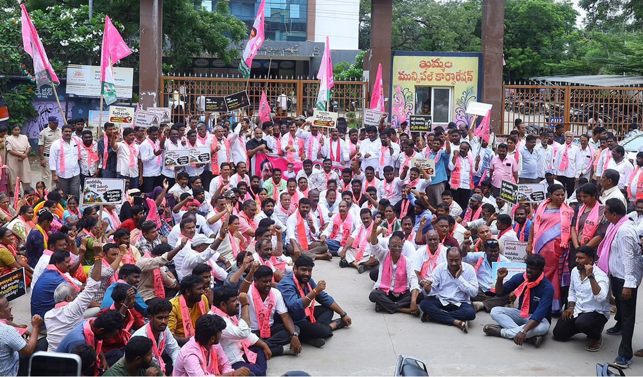 BRS protests against civic issues, alleges corruption in Khammam Municipal Corporation