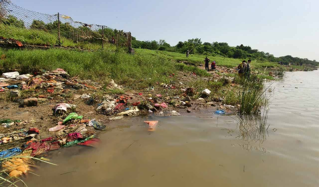 Lack of basic amenities puts devotees at Godavari bathing spots in Mancherial at risk