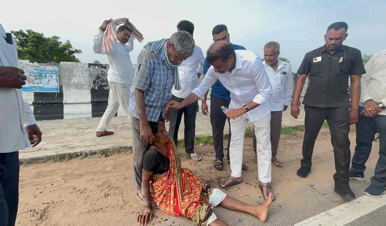 Dubbak MLA comes to rescue of road accident victims
