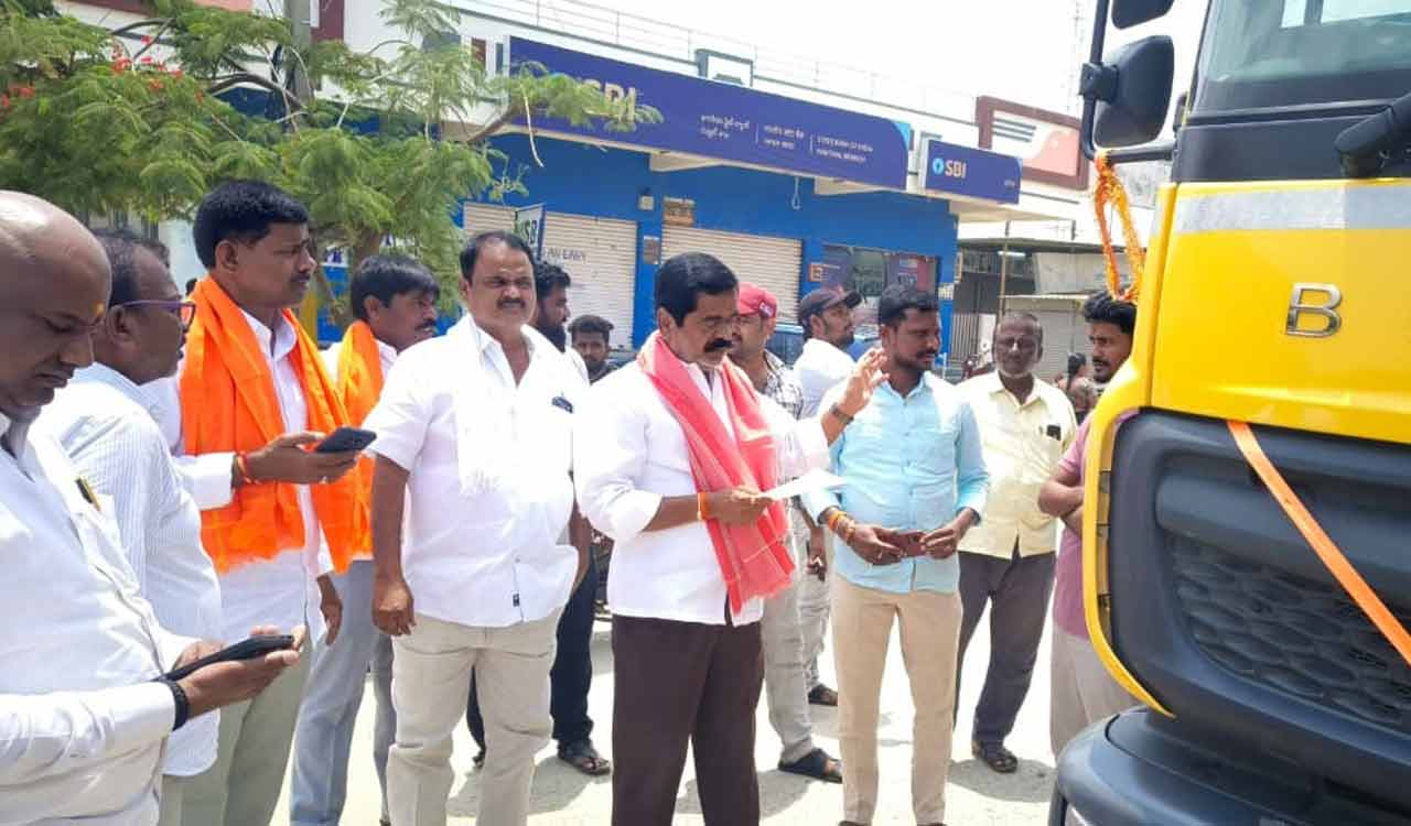 Mahabubnagar: Former BRS MLA intercepts four trucks allegedly transporting sand illegally
