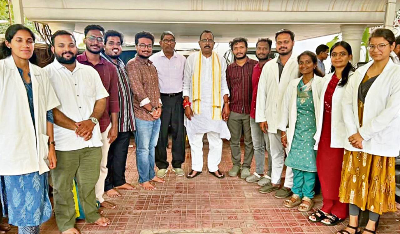 Striking AYUSH House Surgeons meet MP Mallu Ravi; MP extends solidarity