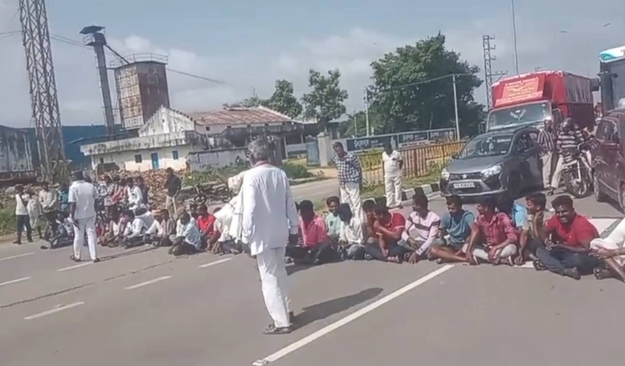 Farmers protest urea shortage in Medak