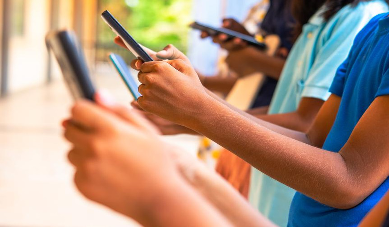 Mobile phones banned in Tamil Nadu temples from Sept 1