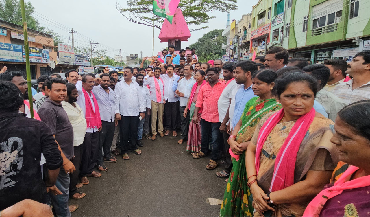 Narsampet bandh held over removal of Peddi Sudharshan Reddy’s statue