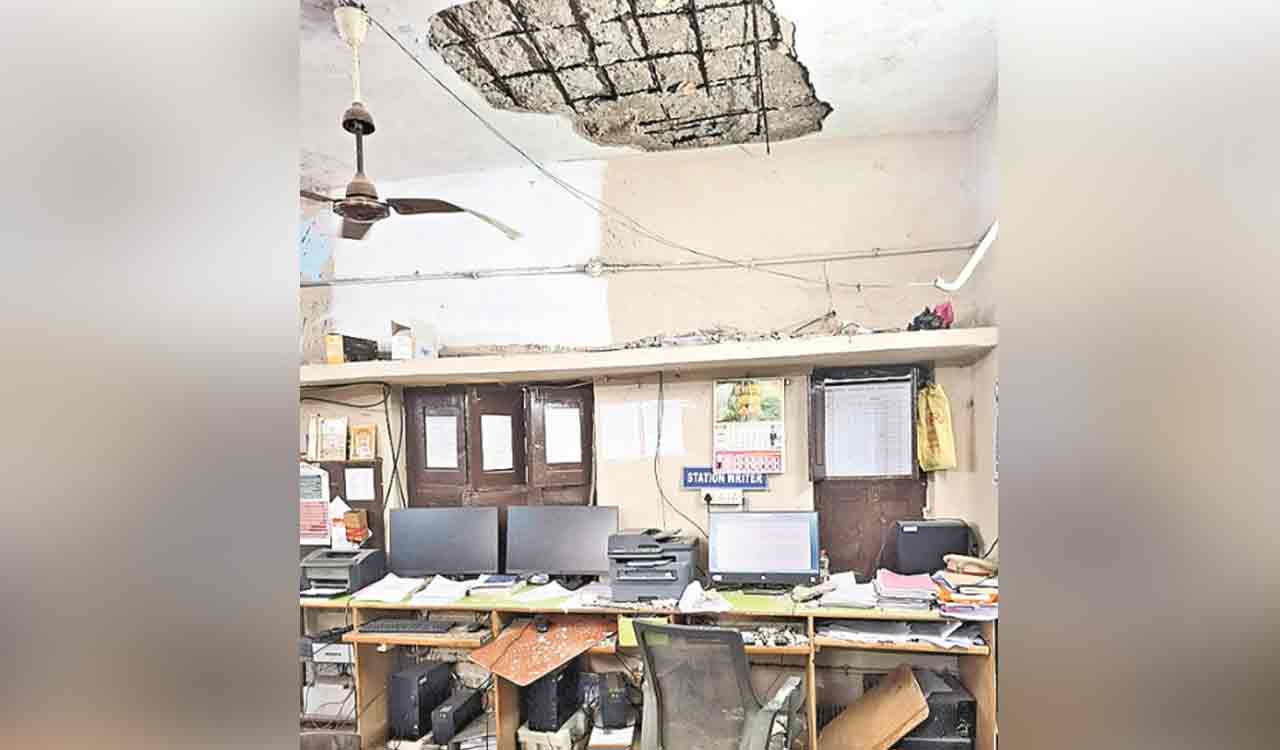 ASI injured as chunks of ceiling falls on him at Maripeda police station in Mahabubabad