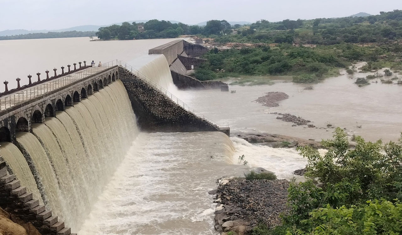 Pocharam dam overflows after heavy rains in Medak and Kamareddy