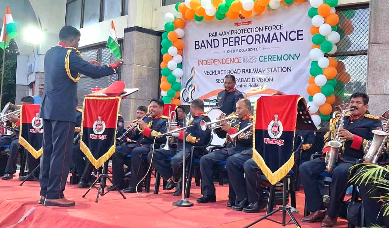 RPF band performs patriotic musical show at Begumpet Railway Station