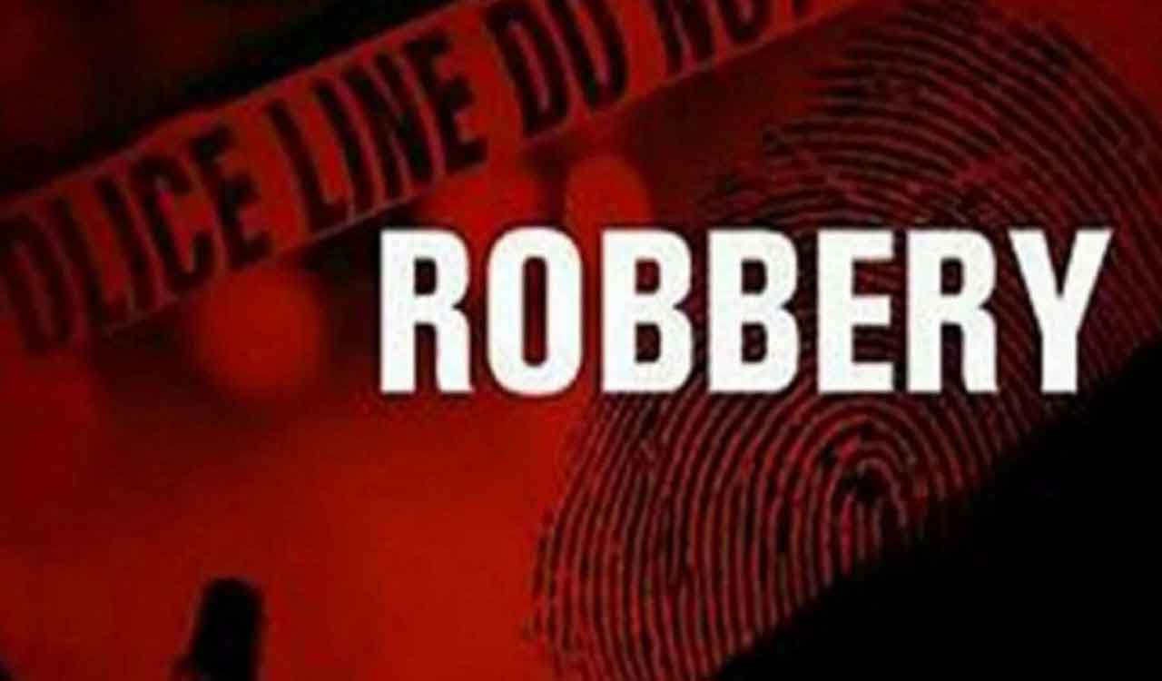 Six women allegedly steal 10-tola gold chain from jewellery shop in Tandur