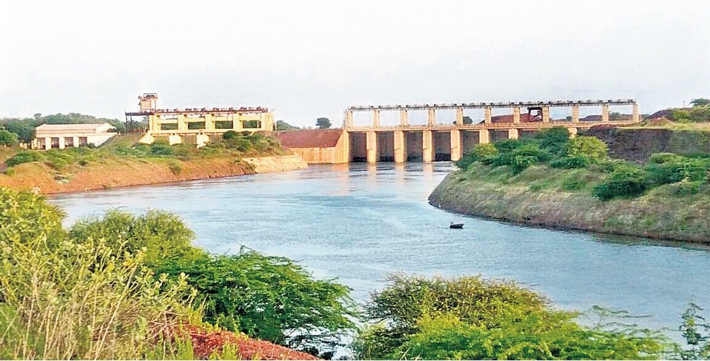 AP police stop BRS delegation from visiting Pothireddypadu project
