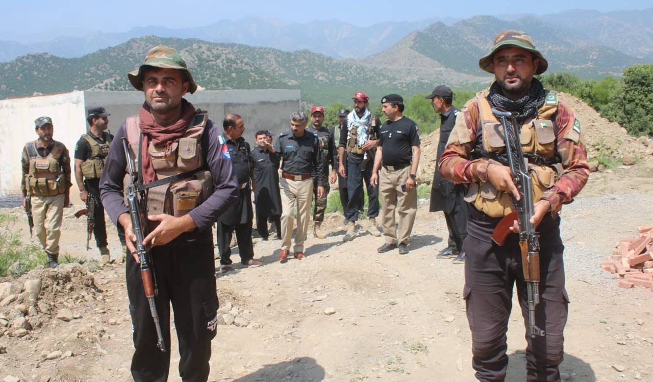 Pakistan: Fifteen killed in Swat police station suicide blast
