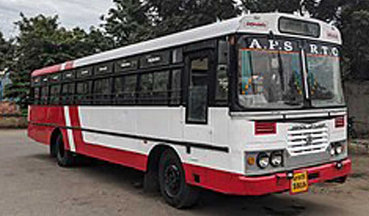 Three injured as APSRTC bus rams private bus in Suryapet