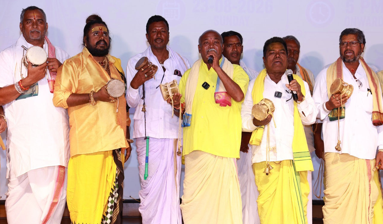 Oggu Katha artists honoured at University of Hyderabad