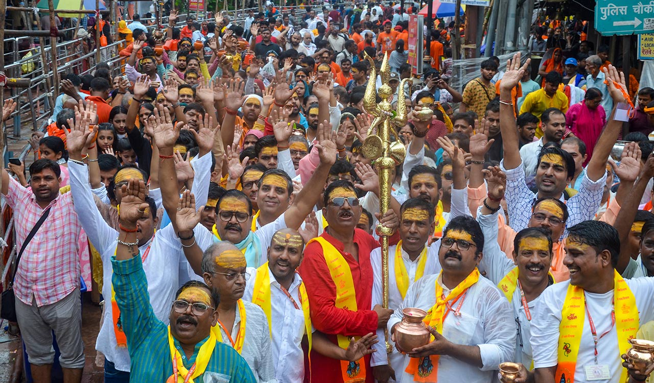 Devotees flock to Shiva temples across India on final Monday of Sawan