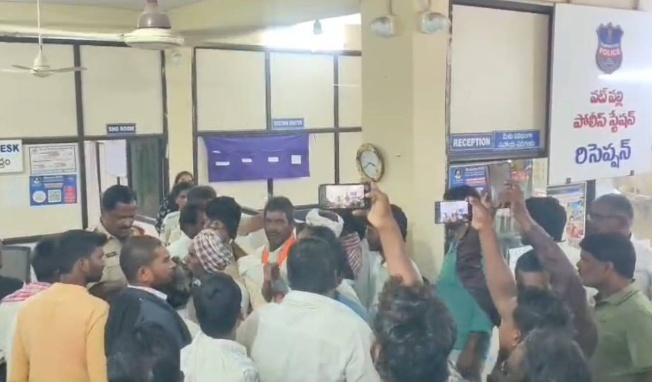 Relatives vandalise Vatpally police station after youth’s suicide in Sangareddy